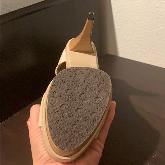 Brand new high heels. Size 8. Beige with pink bow. - Picture 2 of 2